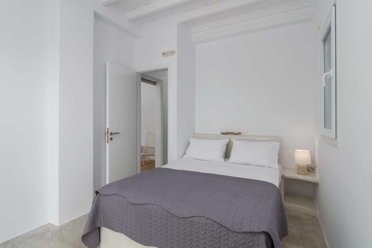White * Adamantas (Milos)