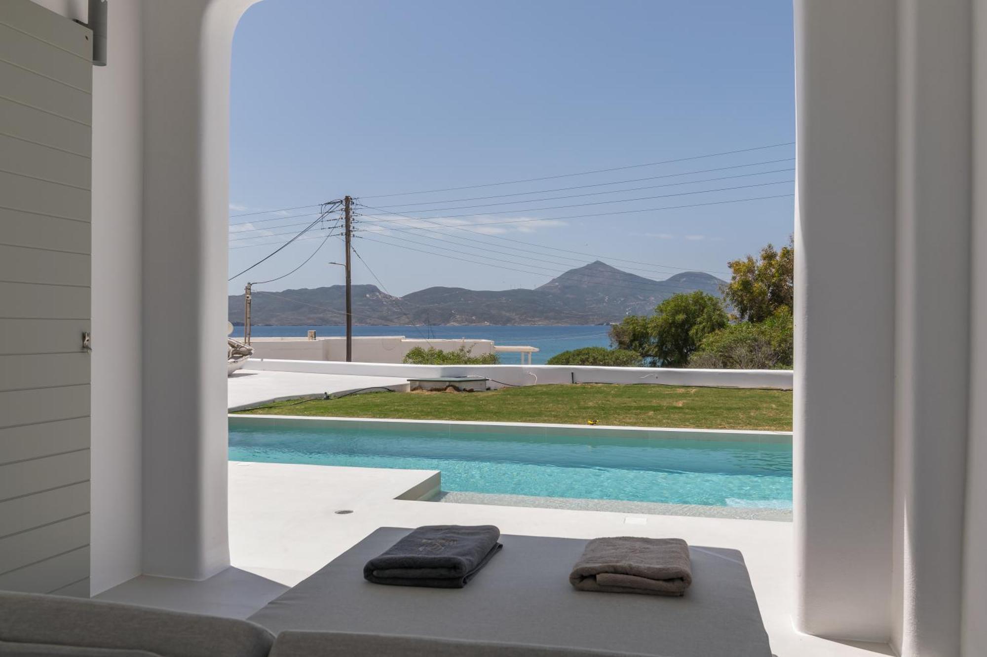 White Adamantas (Milos)